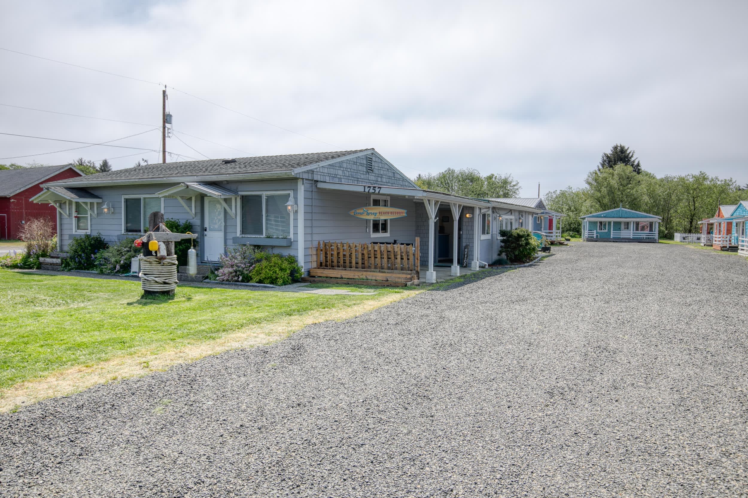 Large driveway for parking and getting around lots of guests