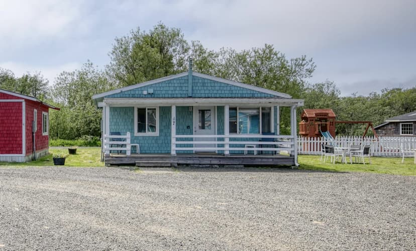 Shell Collector 2Br Cottage (#7) by Grayland Beach