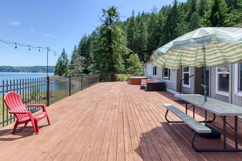 Large deck and enjoy the view in hot tub