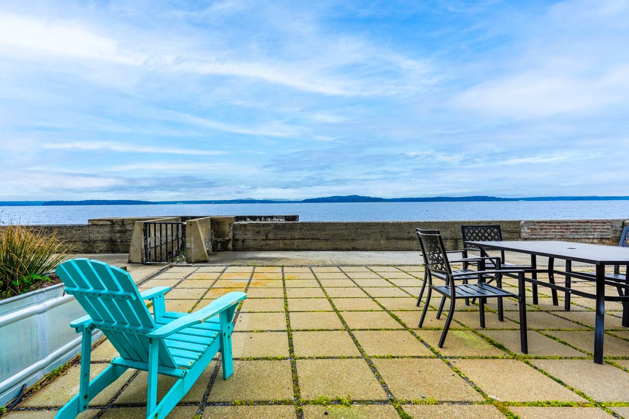 Nestled just a few steps away from the sparkling waters, this haven offers the perfect setting for kayaking and paddle boarding enthusiasts