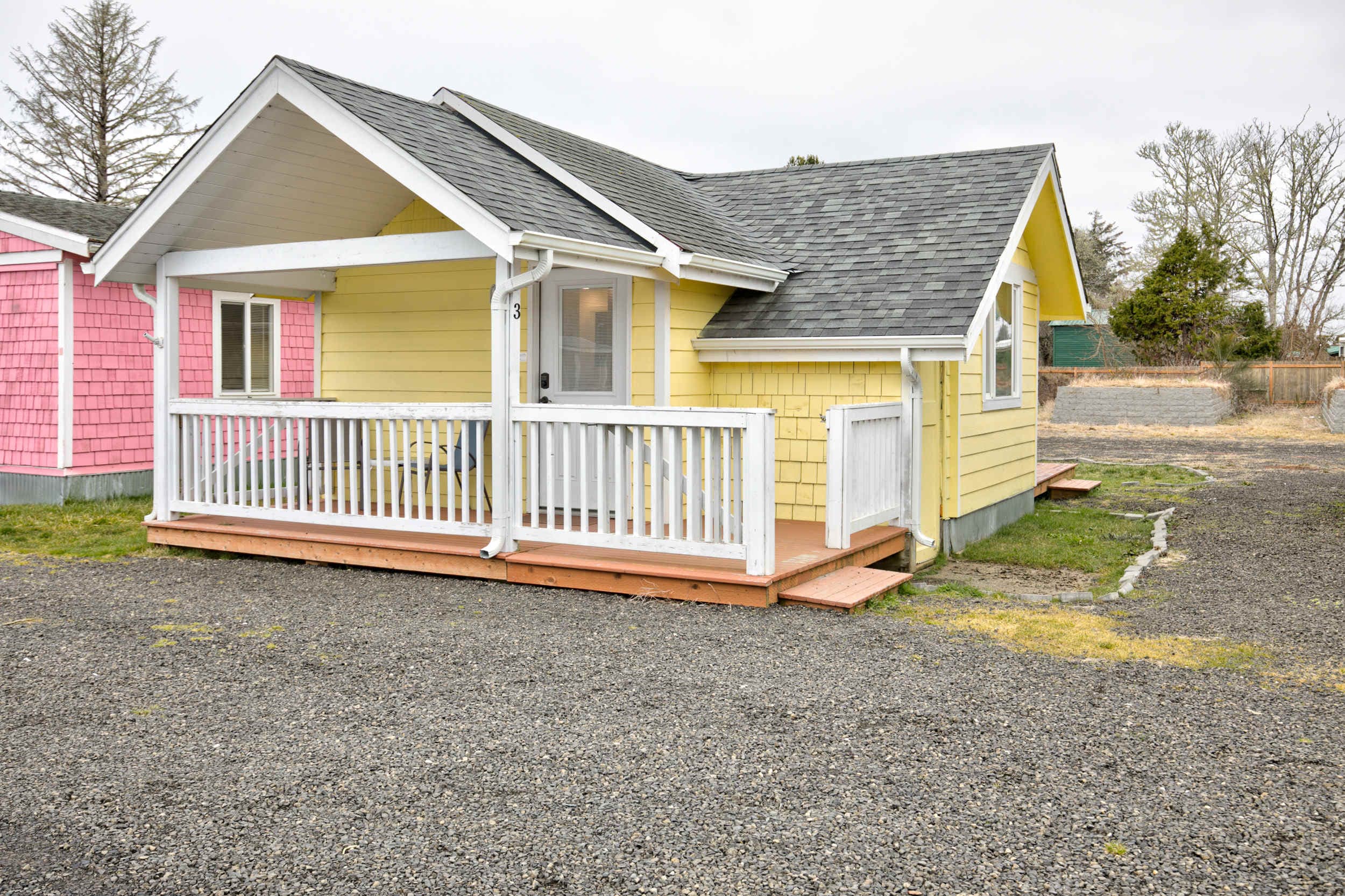 Stylish studio unit – everything you need in one charming space.