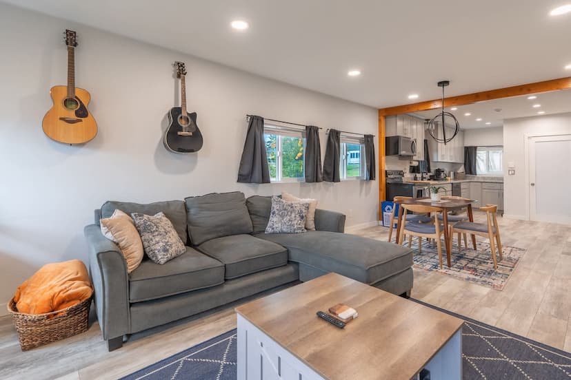 Pet-Friendly 4BR Home Near Airport & Seattle DT