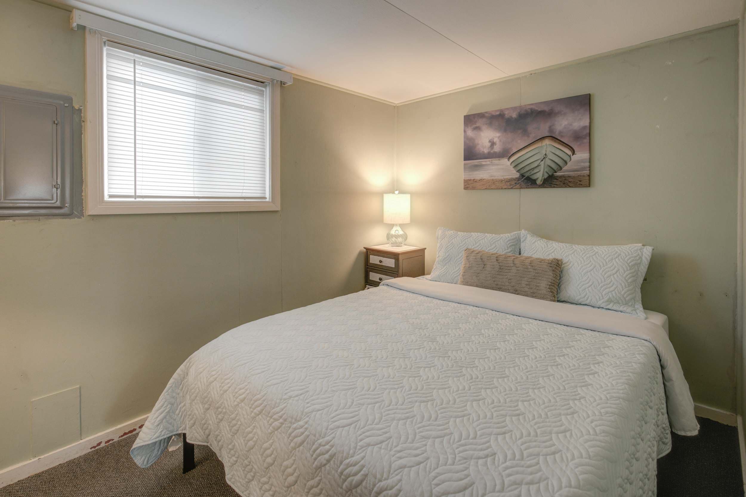 Comfort and style combined: a cozy queen bed for a restful night's sleep.