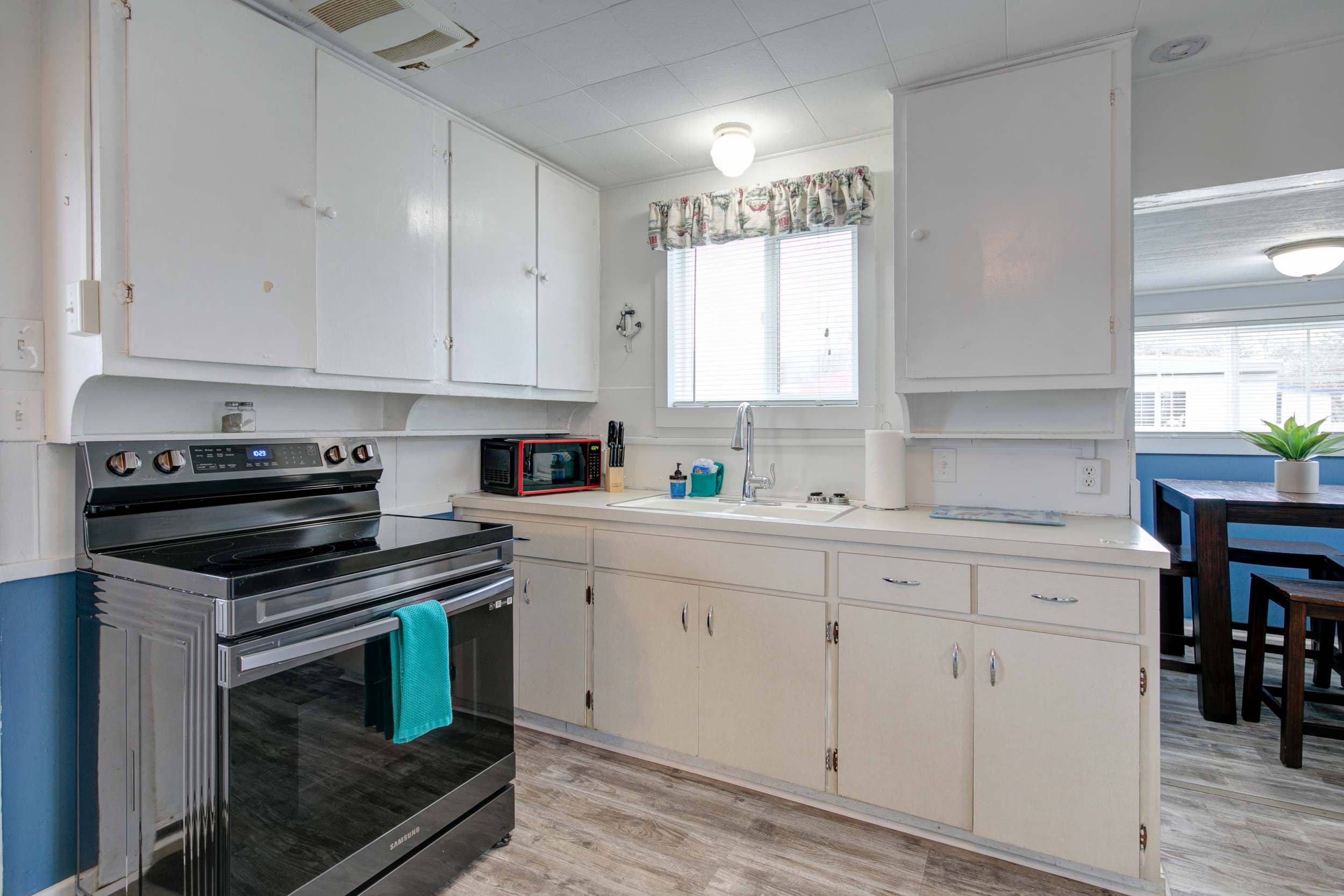 Fully equipped kitchen with a cozy small dining area, perfect for home-cooked meals.