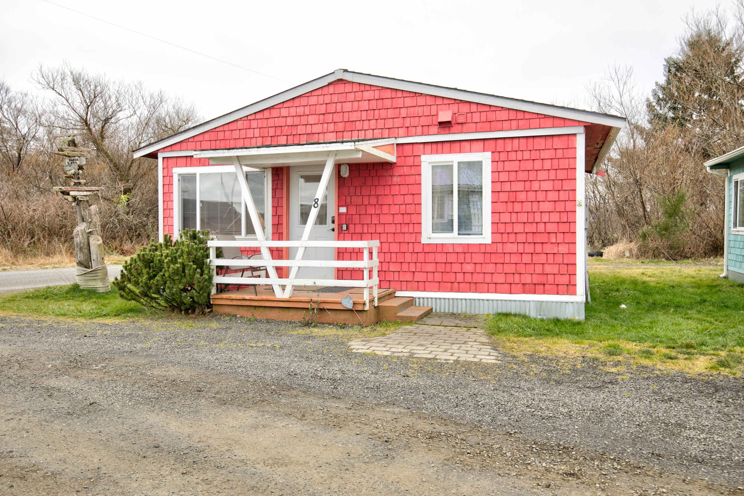 An inviting Americana themed Cottage, blending rustic charm and timeless patriotism