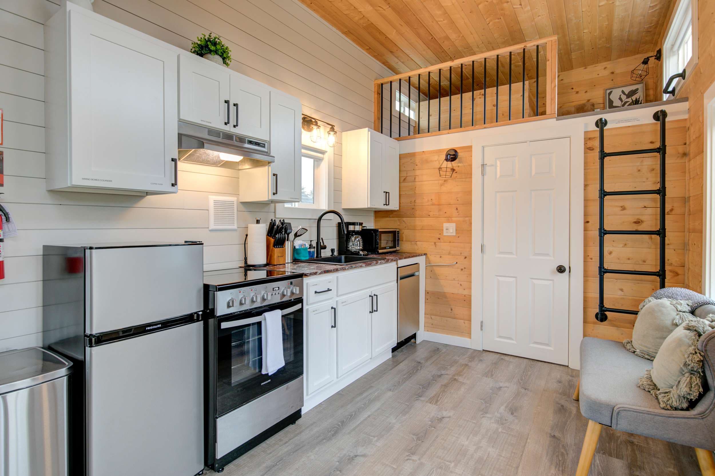 Inviting room, a loft, and a fully equipped kitchen – the perfect combination for comfortable living."